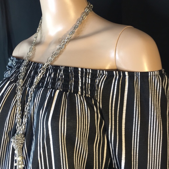 SOLD!♥️🌟NEW!! Size M | Sassy Off-The-Shoulder Top - Picture 5 of 7